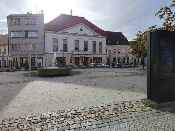 Výrazně se změnilo Masarykovo náměstí v Jindřichově Hradci. Fontána z roku 2008 od sochaře Františka Häckela nahradila prostor po památníku Internacionalismu, který oslavoval pomoc spojeneckých vojsk Varšavské smlouvy.