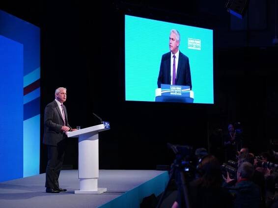 Steve Barclay announces plans to stop trans women using female hospital wards
