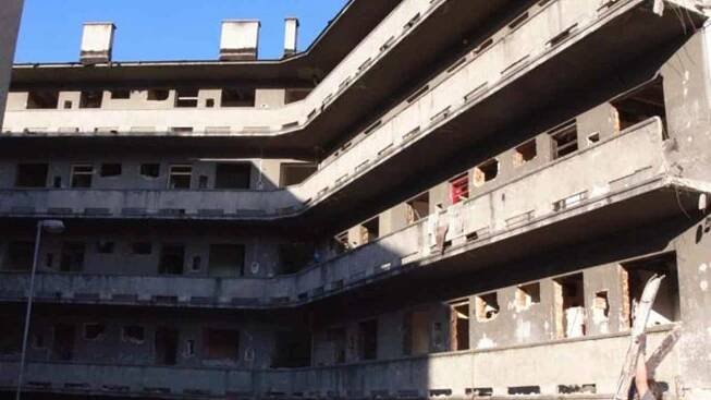 Pavlačový "dům hrůzy" v centru Vsetína zbourali na podzim 2006. Romské rodiny přestěhovali na Poschlou na okraj města.