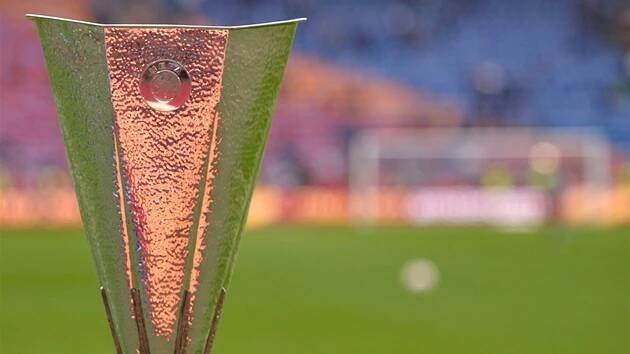 Trofej pro vítěze Evropské ligy. Čeká buď na kapitána Chelsea, anebo Benfiky.
