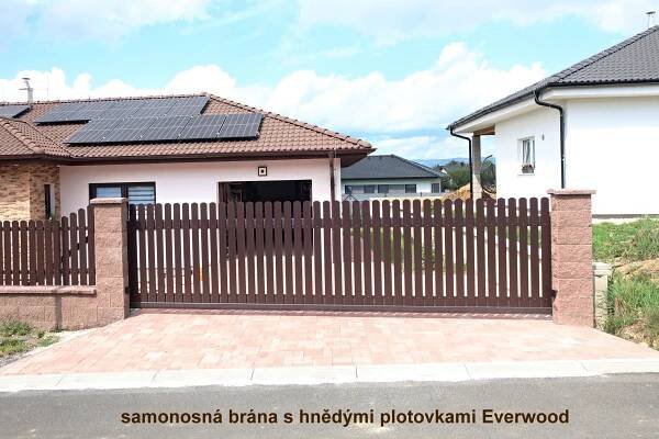 Pojezdové, posuvné brány s plotovkami EVERWOOD | PRONY s.r.o. – parapety, ploty, brány