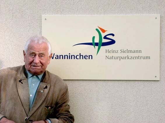 Heinz Sielmann vor seinem Natur-Erlebniszentrum in Wanninchen, Brandenburg