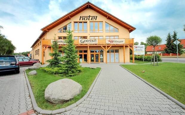 Pobyt u Prahy a zámku Konopiště: Hotel S-centrum Benešov *** s polopenzí, venkovním bazénem + privátní vířivka