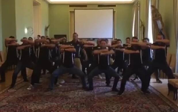 Galerie: VIDEO: Bojový tanec Haka na českém ministerstvu - Galerie - Echo24.cz