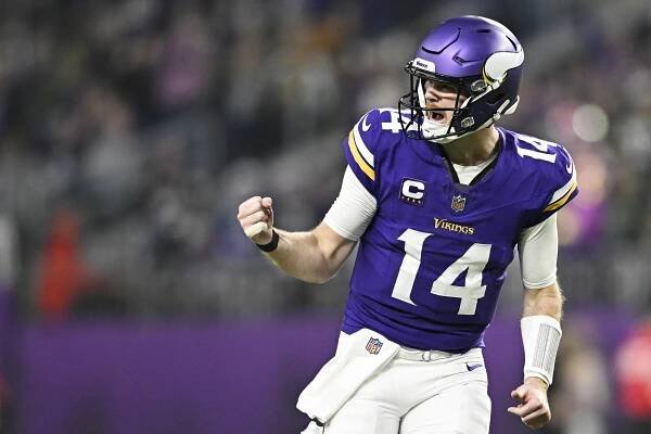 Sam Darnold celebrates during the Vikings' Week 17 win over the Packers.