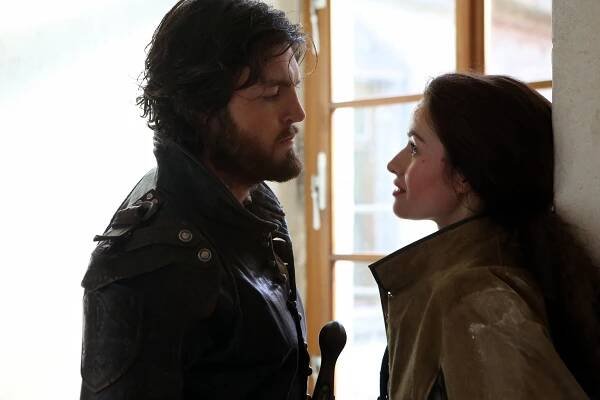 Tři mušketýři - Zatmění Slunce - Z filmu - Tom Burke, Maimie McCoy