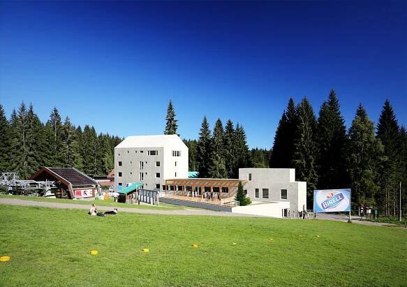 Obědy jako v Alpách! Šumavský Špičák staví novou restauraci