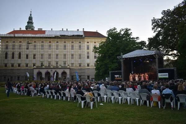 VIDEO: Podzámeckou zahradu rozezněla Noc na Karlštejně