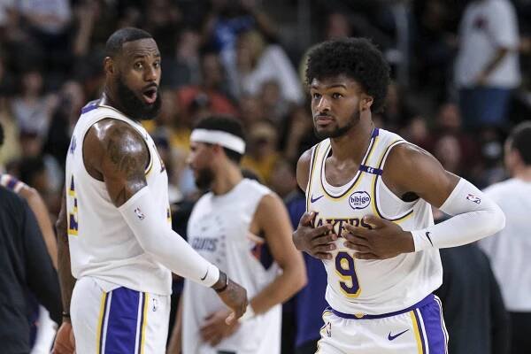 Bronny James (9) a Lebron James | iROZHLAS - spolehlivé zprávy