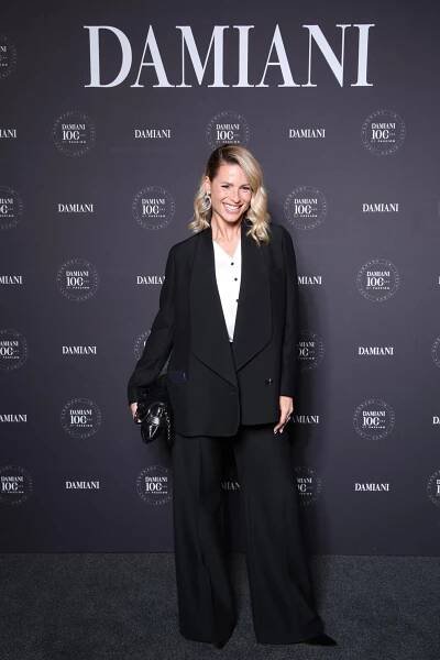 Wenn Michelle Hunziker den Red Carpet betritt, ist ihr das Blitzlichtgewitter der Fotograf:innen gesichert. So auch beir "Damiani Centenary"-Gala in Mailand. Hier zeigt sich Michelle im modernen Business-Casual-Look. Statt im schickem Kleid strahlt die Moderatorin im schwarzen Power-Suit und könnte dabei nicht stylischer aussehen.