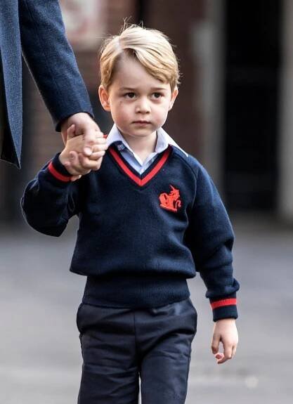První školní den prince George: Doprovázel jej jen tatínek William, těhotná vévodkyně Kate zůstala doma