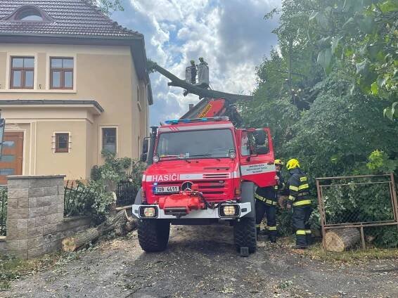 Pomoci s odstraněním stromu v Rumburku vyjel Unimog