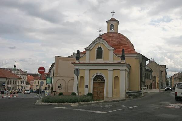 File:Roudnice nad Labem, Kaple sv. Josefa, Riegrova, Nerudova 02.JPG