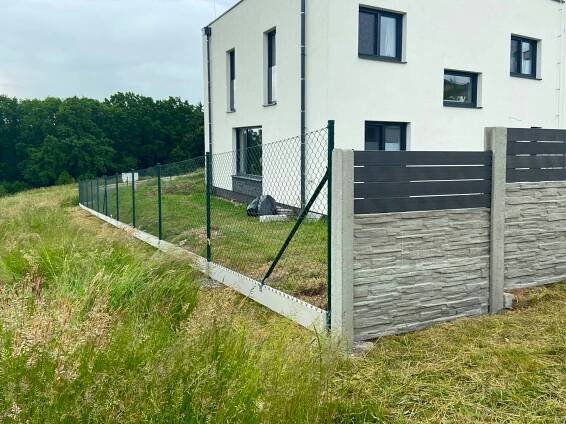 Realizace – betonový plot a plotovky