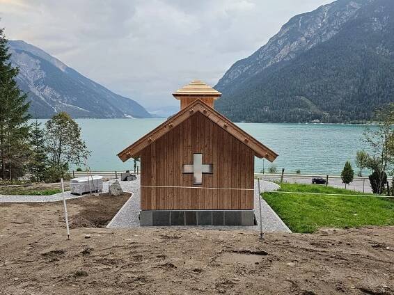 Stilvolle Holzkapelle mit handgemachtem Kreuzfenster