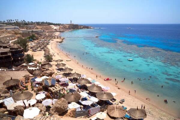 pohled na oblíbenou rekreační oblast hadaba bay s pláží, šarm aš-šajch, egypt - šarm aš šajch - stock snímky, obrázky a fotky