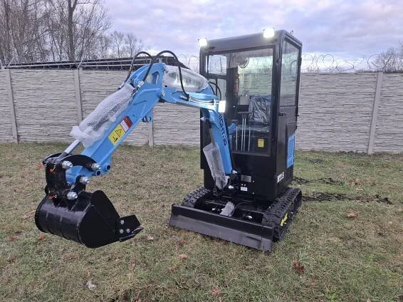 Minibagr HT1500 s mimoosé kopámí a kabinou