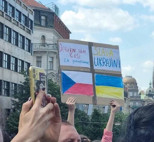Centrem Prahy se nesly ukrajinské vlajky: „Děkujeme Česko,“ burácel průvod v tradičních krojích