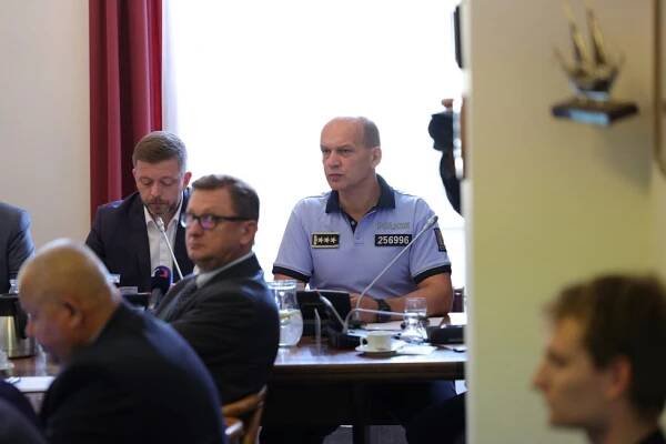 Emotivní slova matky zastřelené Elišky: „Zrůdě nezabránili!“ Rakušan s policisty hájili zásah na FF UK