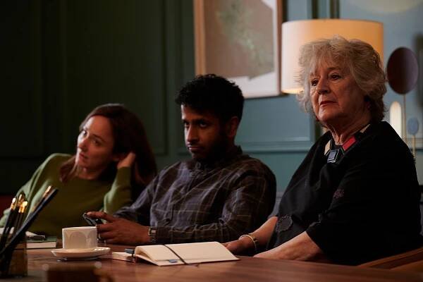Ten Percent - Episode 2 - Z filmu - Lydia Leonard, Prasanna Puwanarajah, Maggie Steed