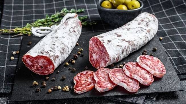 Loupat, či neloupat? Otázka ohledně konzumace salámu fuet rozděluje odborníky - Jimeto.cz