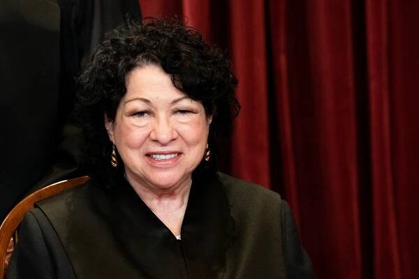 Top Democrats won't join calls for Justice Sotomayor to retire, but they still fear a Ruth Bader Ginsburg repeat