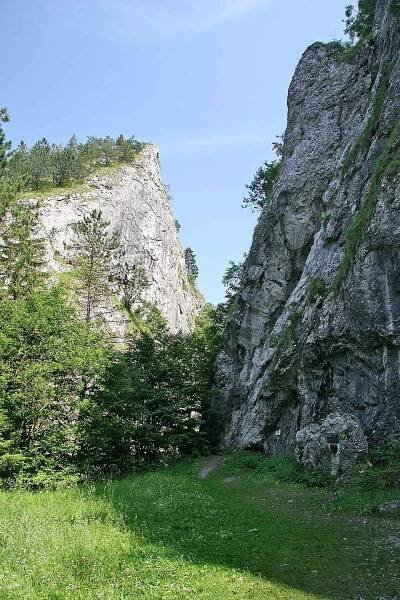 Soubor:Manínská tiesňava - skála u symbolického hřbitova.jpg – Wikipedie