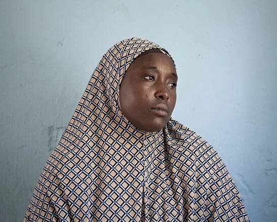 Bama, Borno State (Nigeria). A camp for internally displaced people. Halima, 25, was kidnapped by Boko Haram with her husband and children. She has lost two children: one of them was killed by her husband's brother, who militates with Boko Haram.
><
Bama, Stato di Borno (Nigeria). Campo per sfollati. Halima, 25 anni, è stata rapita da Boko Haram insieme al marito e ai figli. Ha perso due bambini: uno di loro è stato ucciso dal fratello del marito, che milita con Boko Haram.