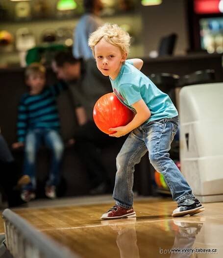 Xbowling Žižkov - bowling s dětskými dráhami a dětskou bowlingovou školičkou