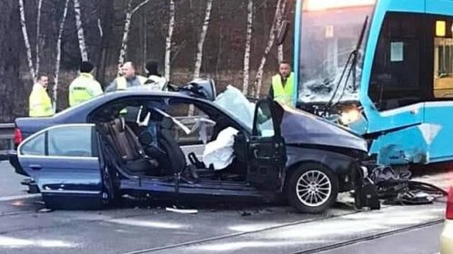 Poničené BMW a tramvaj po nehodě nedaleko vodárny v Ostravě - Nové Vsi. (4. ledna 2023)