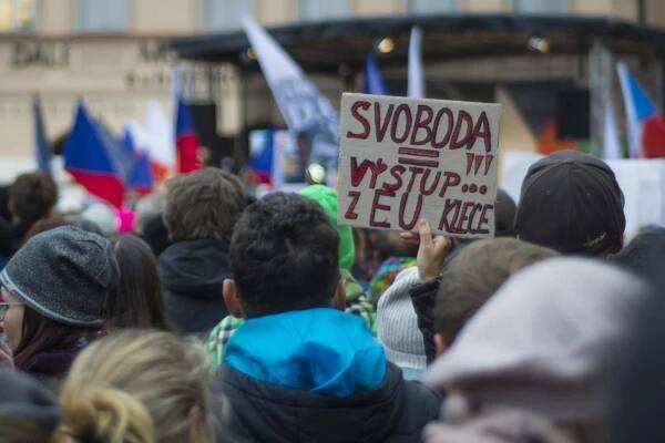 Galerie: OBRAZEM: Zastavme covid fašismus a vystupme z EU. V Praze protestovali odpůrci vládních opatření | FORUM 24