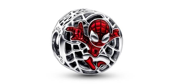 Přívěsek Marvel Spider-Man nad městem