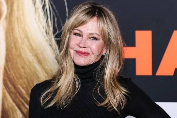 Melanie Griffith zřejmě odhalila tajemství svého věčného mládí: Zachytili ji s jizvou na obličeji