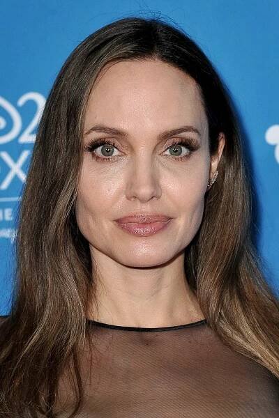 Angelina Jolie, herečka s vazbou na Československo, má 16 tetování a dětem smaží tarantule