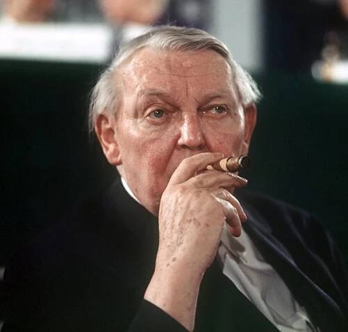 Ludwig Erhard mit Zigarre