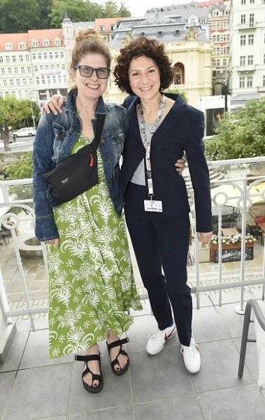 Od role Dany Zátopkové snad ještě zhubla: Martha Issová má po 2 dětech fantastickou figuru