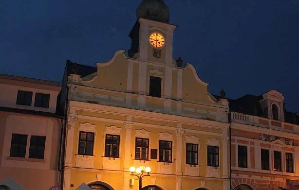 Stará radnice na rychnovském náměstí, tady žili Rettigovi.