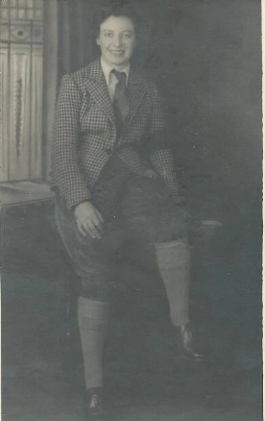 Lilian Harvey in Land Army outfit