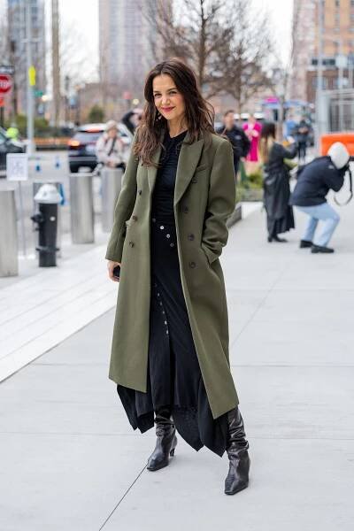 Katie Holmes a její oblíbené podzimní looky: Udělejte si pohodlí v džínách a slaďte svetr s kabátem