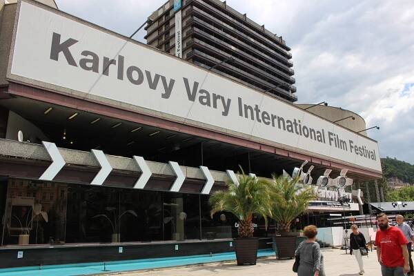 Karlovy Vary ožívají filmem. Dorazil Robbins, převzal Křišťálový glóbus
