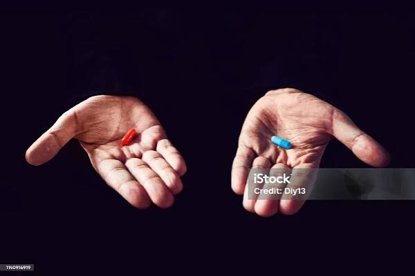 Koncept Red Pill Blue Pill. Správná volba konceptu filmové matice. Výběr tablet - Bez autorských poplatků Tableta - Léčivo Stock fotka