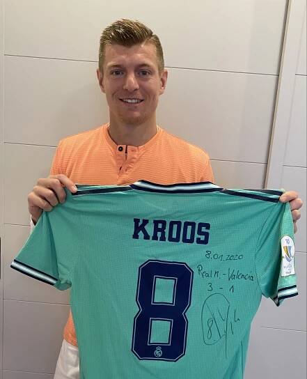 Traumtor-Andenken: Toni Kroos versteigert getragenes Supercup-Trikot / Mit dem Sammlerstück unterstützt...