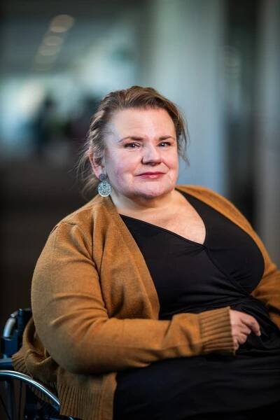Maria Johansson med brun kofta