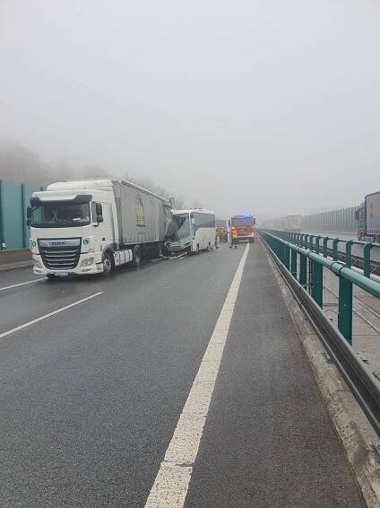 Vážná nehoda na dálnici D8: autobus v mlze narazil do kamionu!