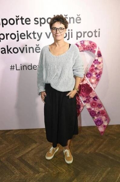 Trapas, nebo úmysl? Na růžové setkání oblékly 3 známé krásky stejné šaty