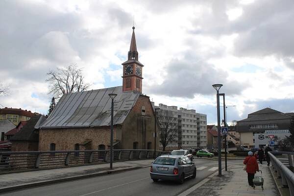 Na novou střechu kostela přijde modřínový šindel, přibudou i hodiny na věžičce