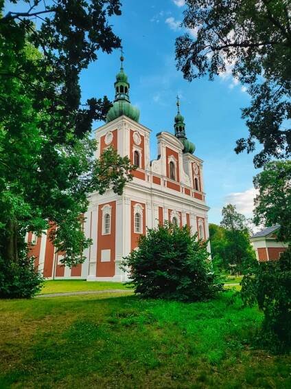 TIP NA VÝLET: Cvilín je poutní místo, ale také rozhledna s krásnými výhledy na Jeseníky a Beskydy