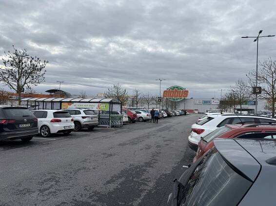 Čechy zachvátila vánoční horečka. Lidé zaplnili obchody, parkoviště nestačila
