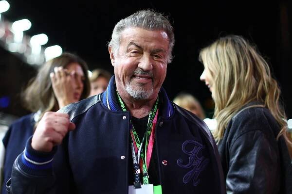 Sylvester Stallone souriant avant le Grand Prix F1 de Las Vegas au circuit Las Vegas Strip, le 23 novembre 2024. 