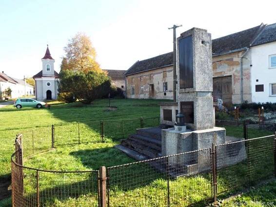 Přestavlk 40 - Přestavlky - pomník padlých ve válce z obce
